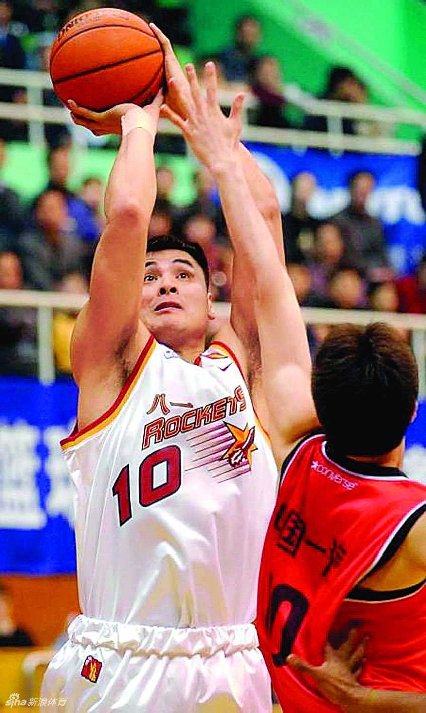 刘玉栋“战神”封神之路:十块碎骨铸就的铁血传奇 刘玉栋在赛场上进行标志性的直臂跳投,出手点极高,姿势如教科书般标准,让防守者望尘莫及