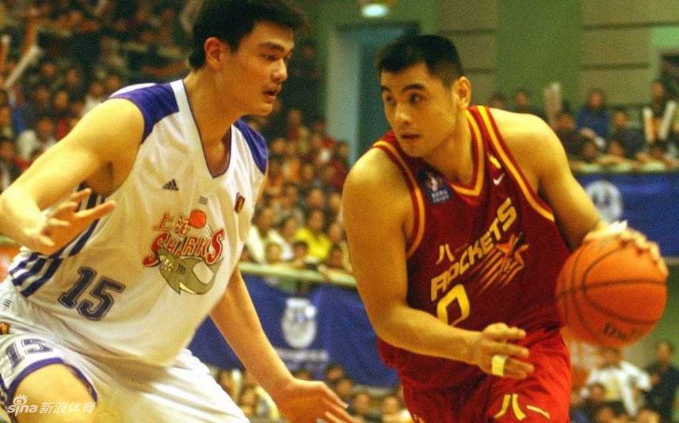 刘玉栋“战神”封神之路:十块碎骨铸就的铁血传奇 身披八一队战袍的刘玉栋目光如炬,坚毅的眼神中透露着必胜的信念,这就是令对手胆寒的战神本色