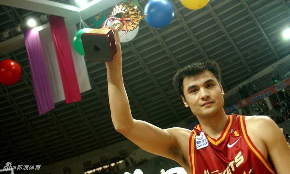 刘玉栋“战神”封神之路:十块碎骨铸就的铁血传奇 刘玉栋篮下强攻,面对多人包夹毫无惧色,浑身充满力量的他在禁区如入无人之境