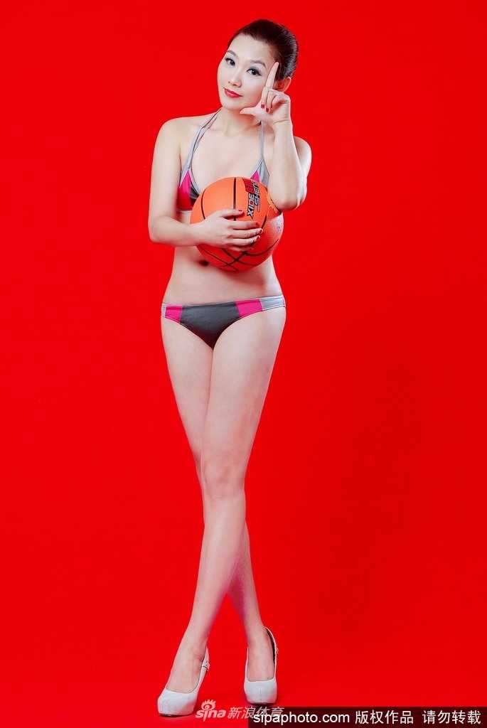 刘闻雯轻抚篮球，发丝在微风中轻扬，目光柔和却坚定，将女性的柔美与运动的力量感完美融合。