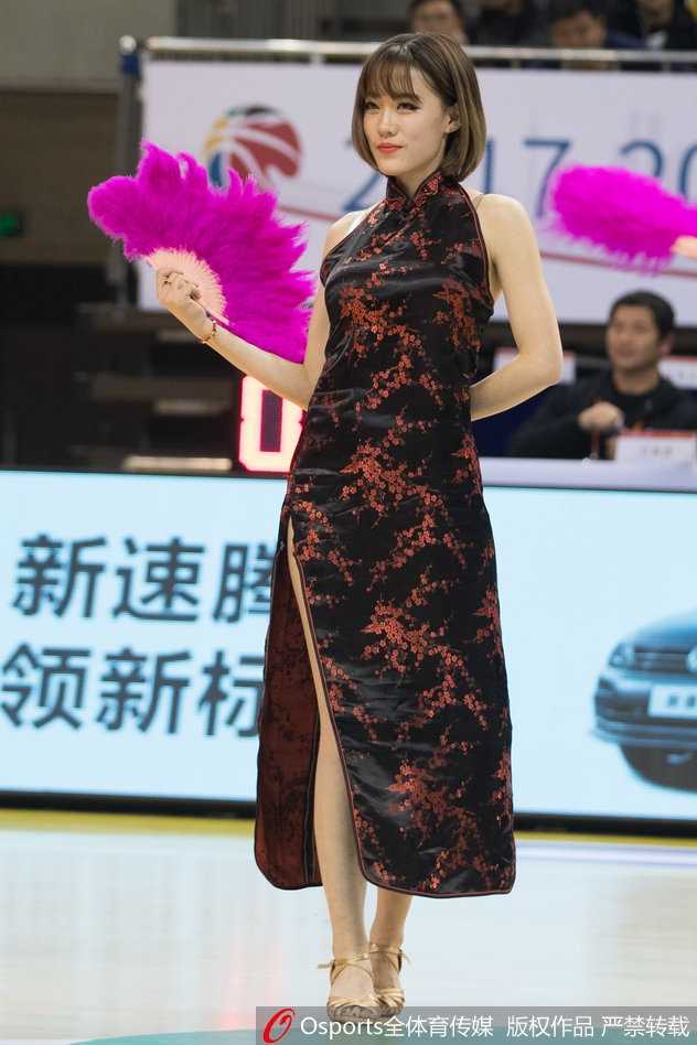 刚柔并济惊艳赛场 江苏肯帝亚啦啦队旗袍扇子舞演绎中国风 数位啦啦队员并肩而立,她们梳着利落的发髻,身着素雅长旗袍,手中的彩扇如花朵般绽放,脸上洋溢着自信温婉的笑容。