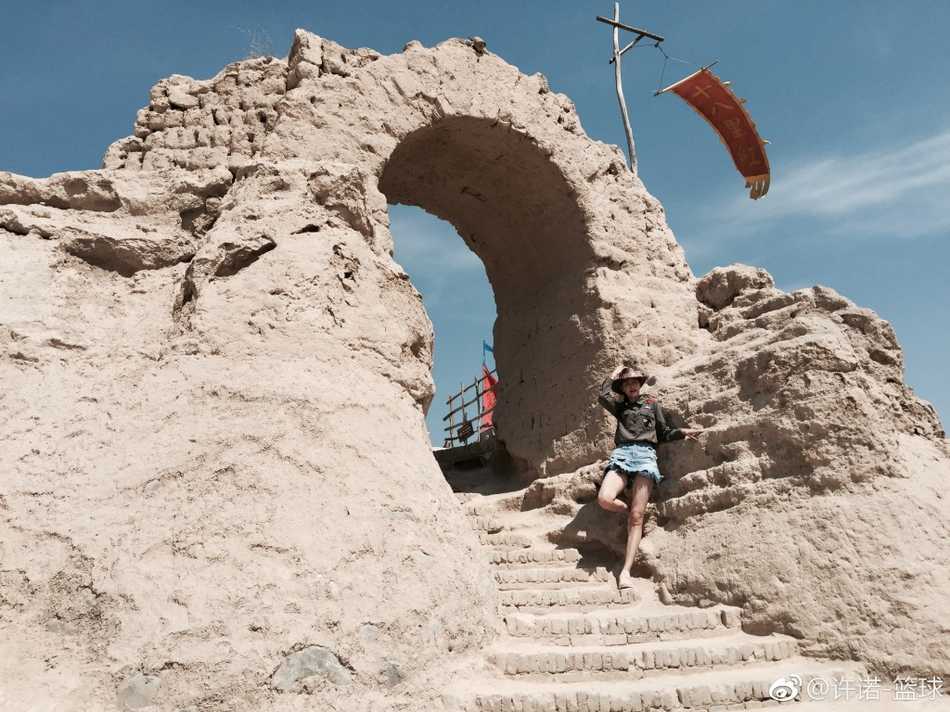 前女篮国手许诺的别样人生:从亚锦赛冠军到“大长腿”女神 许诺站在充满西部风情的荒漠中,双手插兜,一件简单的白T恤搭配短裤,将她那双笔直修长的美腿衬托得淋漓尽致,笑容灿烂又自信。