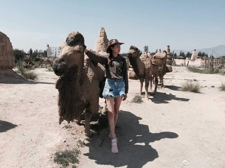 前女篮国手许诺的别样人生:从亚锦赛冠军到“大长腿”女神 在电影《大话西游》的经典取景地前,许诺扎起马尾,身着黑色T恤和短裤,一条腿俏皮地微微弯曲,仿佛在与银幕中的故事对话,既有江湖儿女的豪气,又不失女孩子的俏皮。