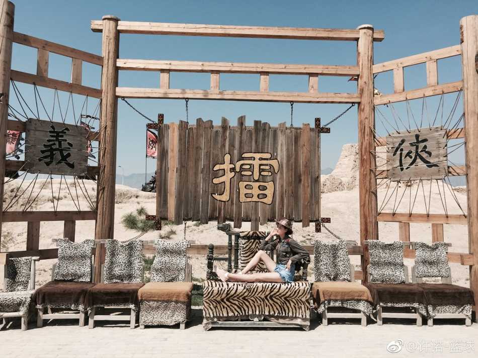 前女篮国手许诺的别样人生:从亚锦赛冠军到“大长腿”女神 夕阳的余晖洒在许诺身上,她身穿简约的白色上衣,依靠在古朴的土墙边,脸上带着温婉的笑容。光影勾勒出她修长的身形,让这双大长腿显得格外温柔而有故事感。