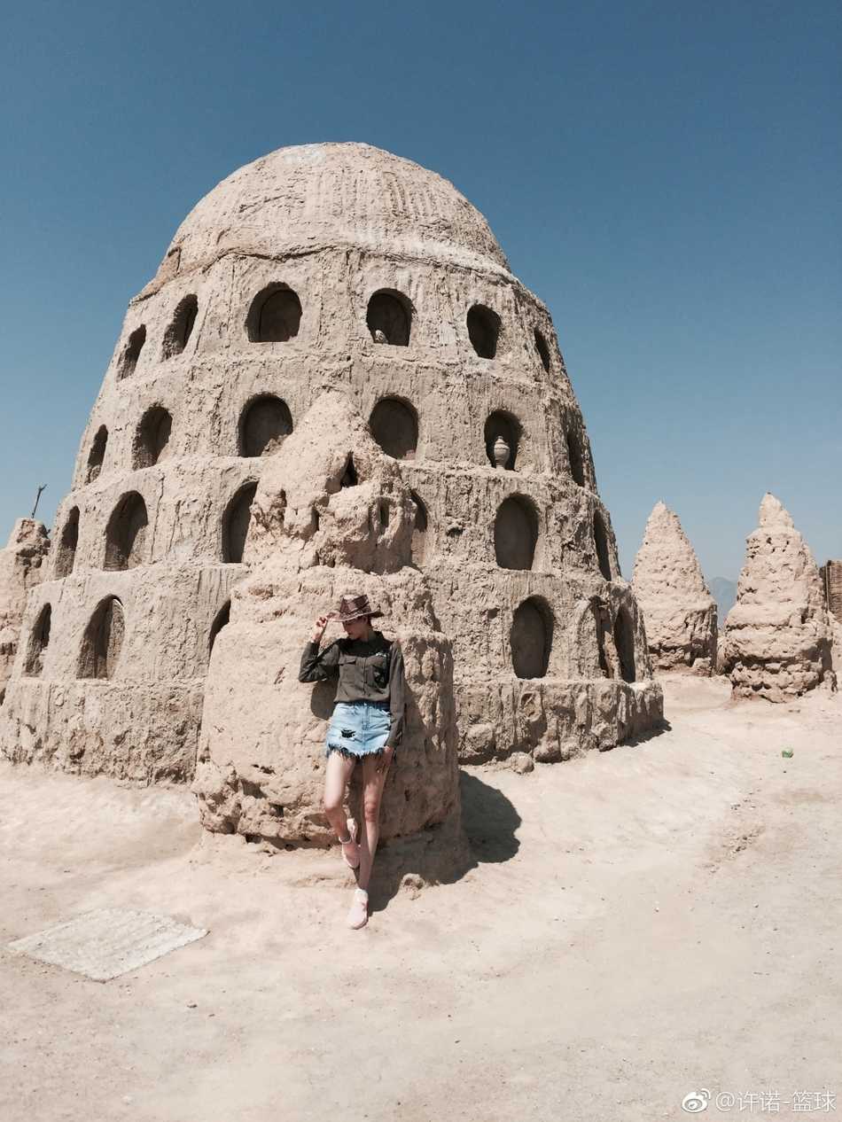 前女篮国手许诺的别样人生:从亚锦赛冠军到“大长腿”女神 镜头捕捉到许诺在不经意间行走的瞬间,步伐轻盈,长发飘飘。没有刻意摆拍,但这随性的一步,却让那双大长腿的天然优势尽显无遗,仿佛自带风一般的韵律。