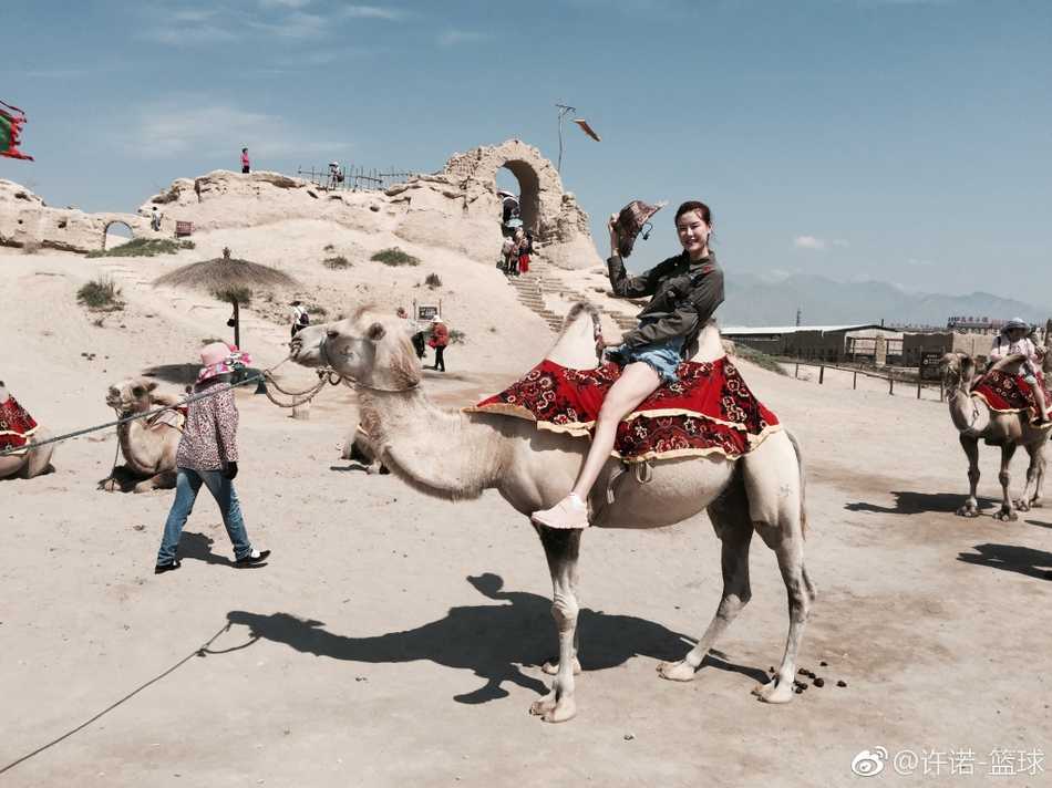 前女篮国手许诺的别样人生:从亚锦赛冠军到“大长腿”女神 许诺展现出旅途中的悠闲一面,她侧身对着镜头,手里拿着一杯饮品,脸上带着轻松惬意的表情。简单的穿着打扮难掩其高挑身形,一双美腿在自然光下显得格外白皙瞩目。