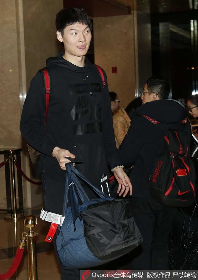 主教练李楠神情严肃地步入酒店，他将带领这支年轻的队伍迎接“抗韩”与练兵的双重考验。