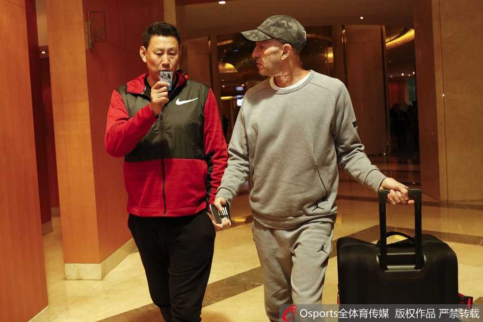 身背行囊的男篮小伙子们面带微笑现身酒店大堂，眼神中透露出对即将到来比赛的坚定与渴望。