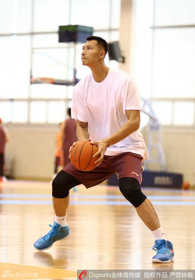 易建联运球突破，有力的跨步和专注的神情，显示出他在进攻端全面的技术和领袖风范。
