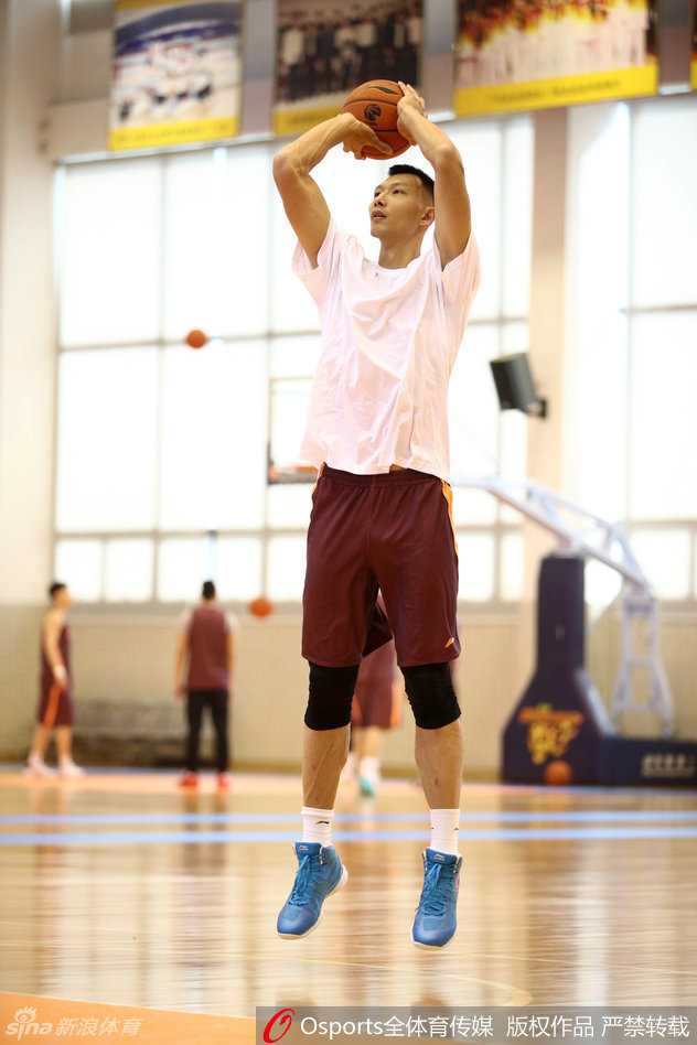 易建联心情不错，在训练中与身旁的布泽尔轻松交流，融洽的队内氛围让备战工作更加高效。