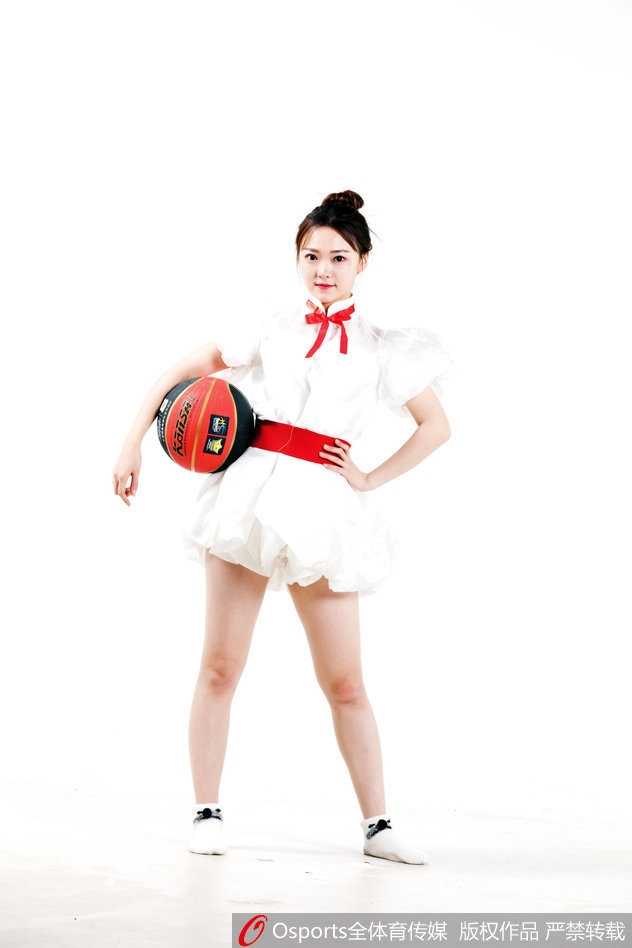 力与美的交响——山东高速篮球宝贝一字马背后的热血与柔情 在柔和的光影中,一名队员优雅地展示着侧空翻的高难度姿态,身体在半空中画出完美的弧线,这一刻,她不是赛场边的点缀,而是舞台上唯一的主角。