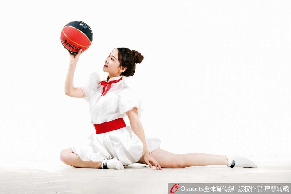 力与美的交响——山东高速篮球宝贝一字马背后的热血与柔情 镜头捕捉到一名队员完成一字马后回眸一笑的温柔瞬间,汗水微微打湿了发梢,但眼中的光芒却比场馆的灯光还要明亮,那是属于舞者的骄傲与快乐。