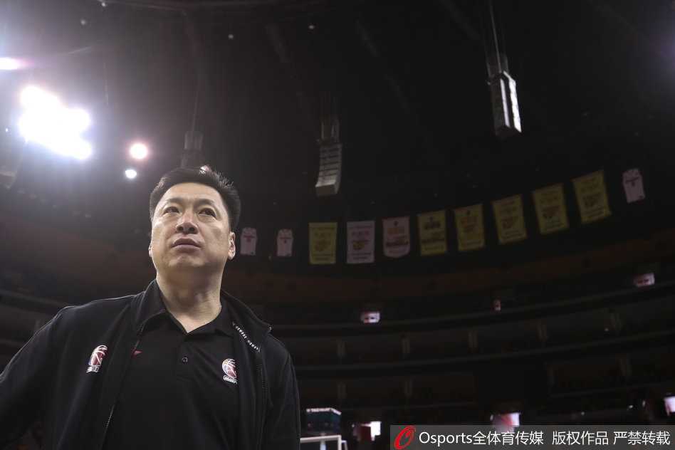 在杭州的训练馆里，李春江神情专注，双手抱胸凝视着场上队员的每一个跑位，仿佛要把这套战术刻进即将对决的宿敌基因里。