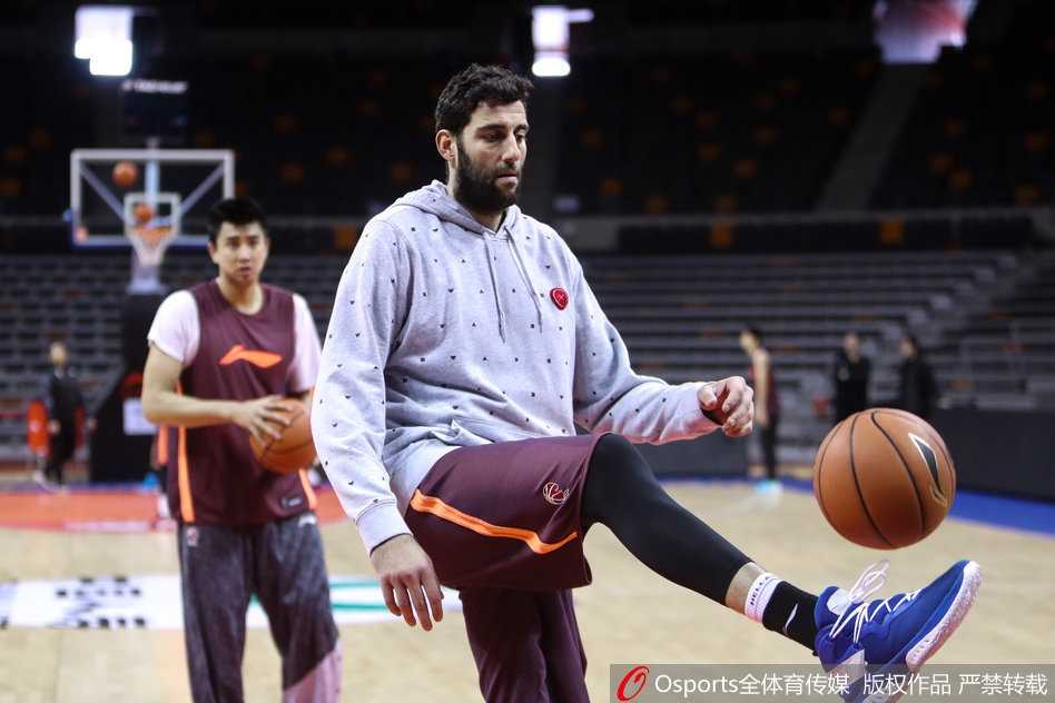 林志杰运球过半场，飘逸的球风和猎豹般的眼神依旧犀利，作为队中的老大哥，他总能在关键时刻稳住军心。