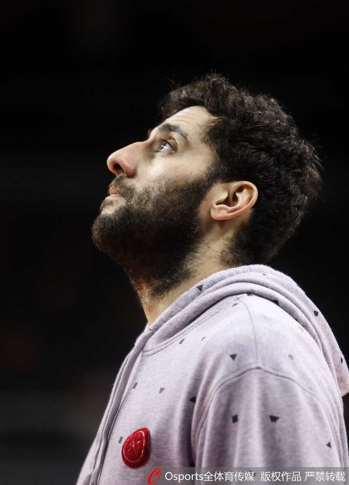 孙铭徽像一把尖刀直插篮下，他腾空而起，面对补防毫无惧色，试图用一次势大力沉的灌篮点燃全场。