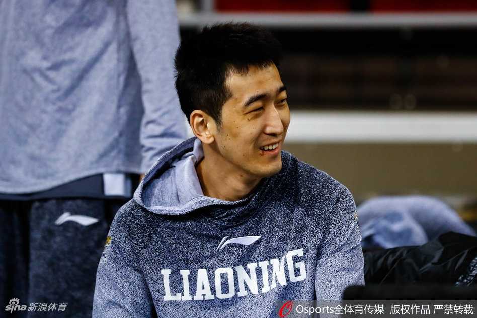 功夫熊猫的灵动一面:韩德君赛前“跨栏”捡球趣事 训练结束,韩德君手持篮球,神态轻松地与身边的教练组成员交谈,背景是空旷的体育馆看台,充满了大战前的宁静。