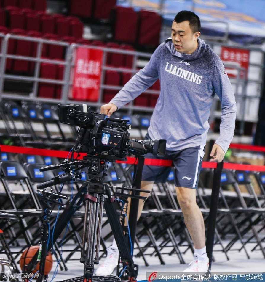 功夫熊猫的灵动一面:韩德君赛前“跨栏”捡球趣事 身披辽宁队训练服的韩德君,张开双臂,大步流星地准备跨越场边的广告牌,动作既认真又透着几分滑稽,引得场边工作人员侧目。