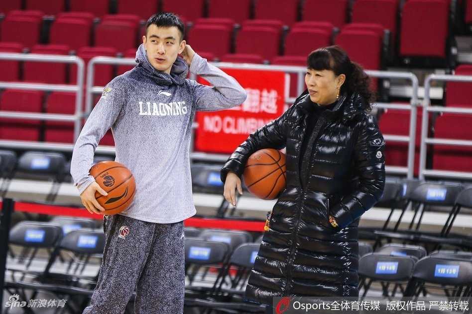 功夫熊猫的灵动一面:韩德君赛前“跨栏”捡球趣事 完成跨栏动作后,韩德君弯腰捡起地上的篮球,巨大的手掌将球稳稳握住,脸上露出了孩子般的满足笑容。