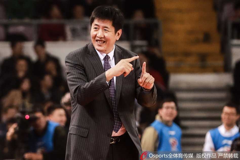 功成身退亦或临危受命马布里三十优势下的抉择瞬间 眼神坚定的马布里身穿北控白色战袍,在开场哨响后便掌控全局,用标志性的突破撕开山东队防线