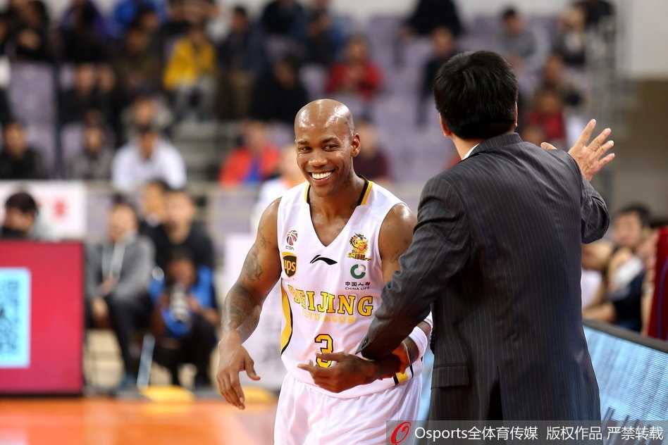 功成身退亦或临危受命马布里三十优势下的抉择瞬间 局势突变令马布里神情严峻,他站在场边眼神专注地盯着场内,似乎随时准备再次披挂上阵稳定军心