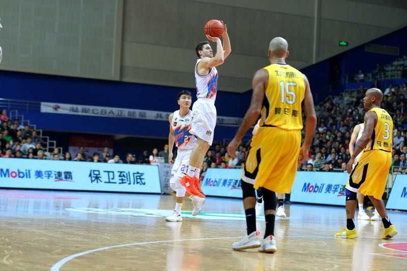 上海队老将卢伟在三分线外冷静出手，球在空中划出完美弧线，他是今夜本土球员中最可靠的得分点