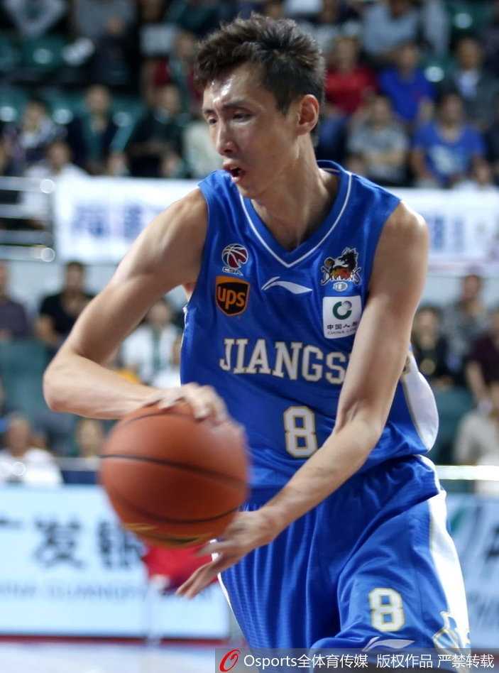 加时逆转!福建主场惜败肯帝亚,布鲁克斯与史鸿飞联手导演惊天翻盘 江苏队长易立加时赛左侧四十五度张弓搭箭,稳稳命中三分,一剑封喉,彻底扑灭了福建队最后的反扑火焰