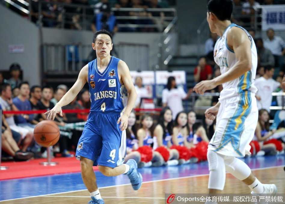 加时逆转!福建主场惜败肯帝亚,布鲁克斯与史鸿飞联手导演惊天翻盘 福建神射手赵泰隆加时赛不幸受伤,他痛苦地倒在篮架下,手捂脚踝,队友们纷纷围拢过来,神情严峻,主场气氛降至冰点