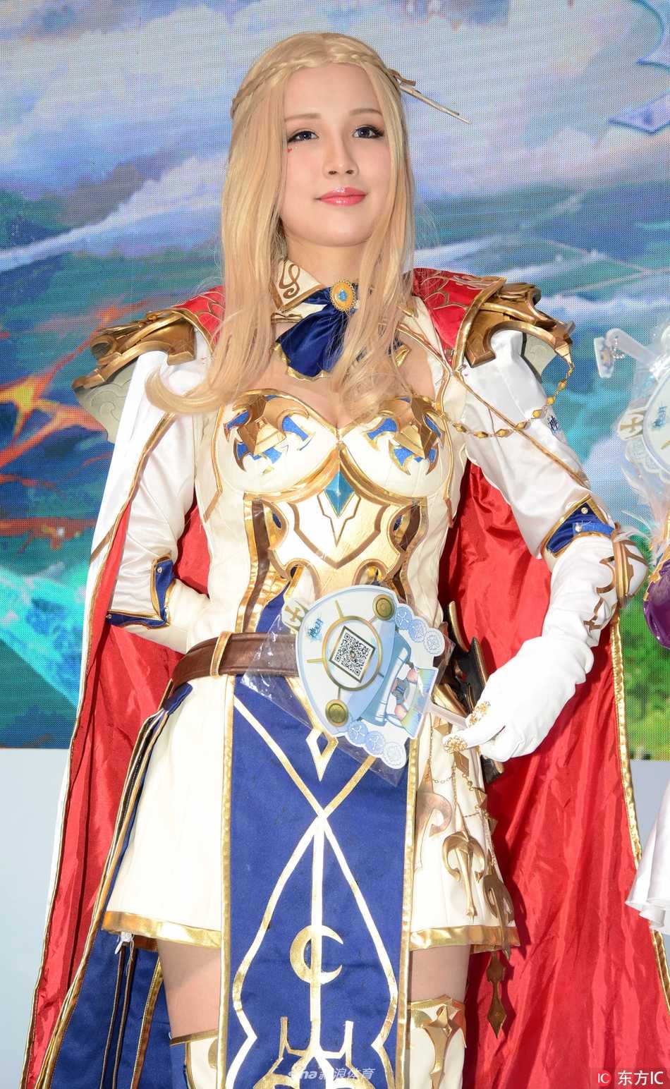 动漫盛宴霓虹闪耀 第十三届中国国际动漫游戏博览会魅影回眸 一位身着粉色公主裙的showgirl宛如从童话世界中走出,她微微侧身,裙摆轻扬,甜美梦幻的气息吸引了众多观众的目光。