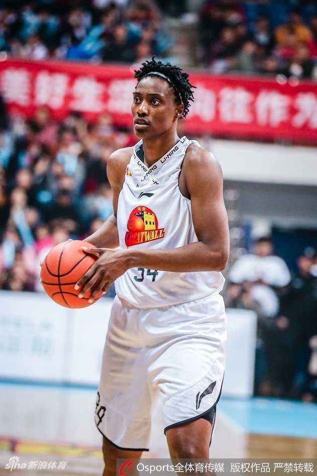 北京女篮横扫山西加冕三连冠 王朝荣耀就此铸就 夺冠瞬间,北京女篮全体队员在场地中央围成一个圈,兴奋地跳跃欢呼,邵婷高高举起总冠军奖杯,金色纸屑漫天飞舞,定格了2018年初春最动人的篮球记忆。