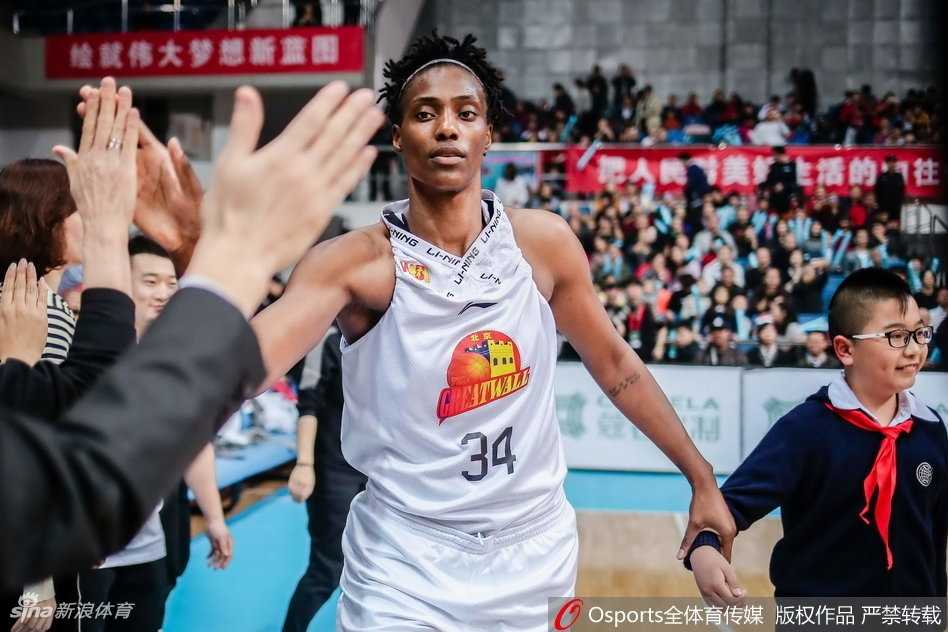 北京女篮横扫山西加冕三连冠 王朝荣耀就此铸就 暂停期间,主教练张云松手持战术板,神情专注地向队员们布置战术,邵婷和福尔斯等主力球员围成一圈,认真倾听,眼神中充满信任。