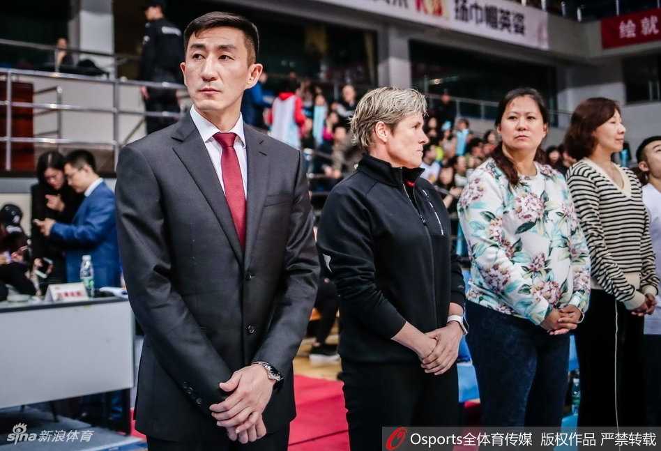 北京女篮横扫山西加冕三连冠 王朝荣耀就此铸就 首节战幕拉开,北京队外援福尔斯如同巨塔般镇守内线,面对山西三人包夹毫无惧色,高高跃起完成双手暴扣,整个球馆瞬间被点燃。