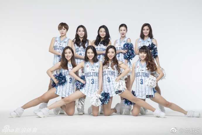 北京巅峰啦啦队:从街头发单到世界杯舞台,这一舞,只为梦想而生 高难度的托举动作瞬间引爆全场,下方的队员眼神坚毅,上方的队员身姿轻盈,彼此间的信任与默契在这一刻化为无声的惊叹。