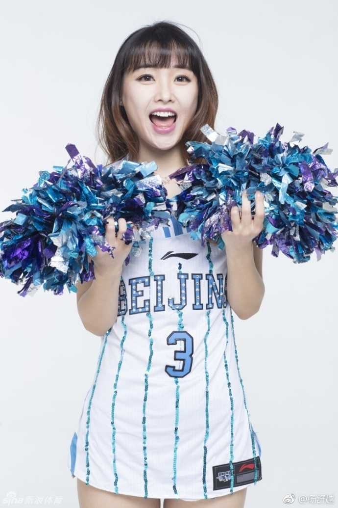 北京巅峰啦啦队:从街头发单到世界杯舞台,这一舞,只为梦想而生 中场休息时,队员们围成一圈为彼此加油鼓劲,即使气喘吁吁,脸上的笑容依然灿烂如初,那是属于团队的力量与温暖。