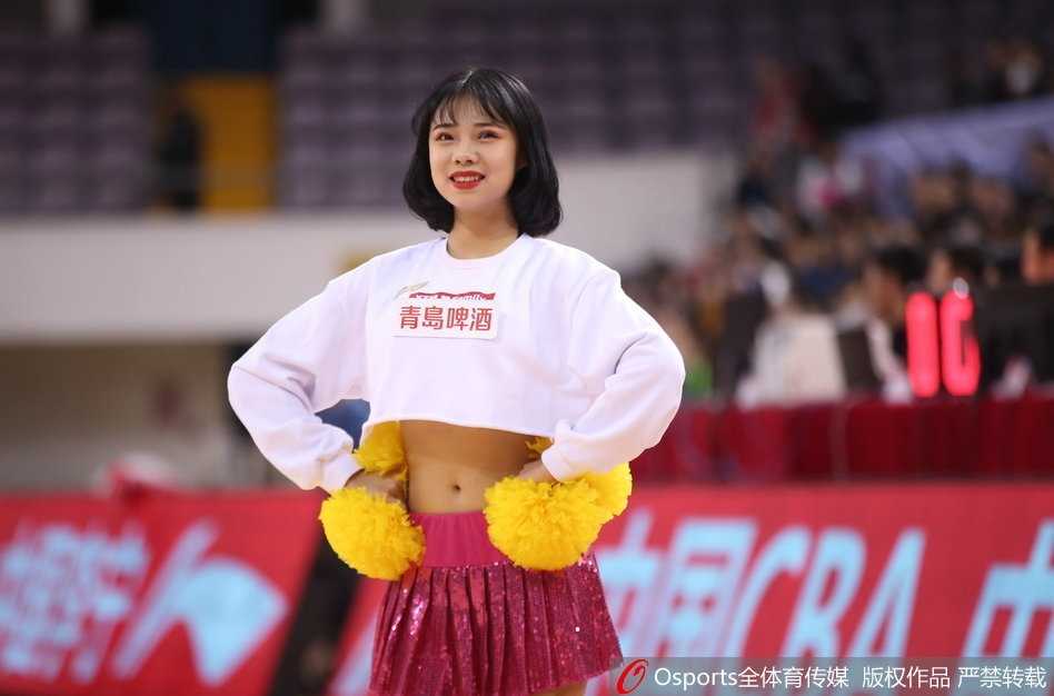 北京篮球宝贝们身姿挺拔，在赛场中央随着韵律舒展身姿，妩媚的眼神和整齐划一的动作瞬间点燃了奥体中心的激情。