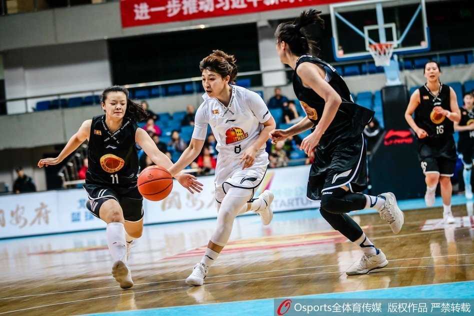 北京女篮队员们在场上围成一圈，互相鼓劲加油，她们的脸上写满了自信和坚毅，团队凝聚力在这一刻展露无遗