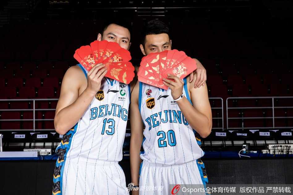 段江鹏和朱彦西并肩而立，背景是虚化的红灯笼，两人目光坚毅地望向远方，身上那股属于狙击手的冷峻与精准，在节日的红火中依然醒目。