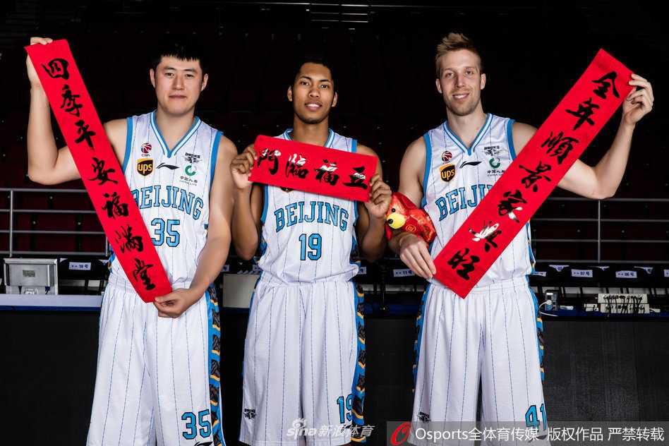 汉密尔顿和杰克逊两位外援也入乡随俗，笨拙却认真地学着用中文说吉祥话，脸上挂满了好奇与欣喜，完全融入了中国春节的喜庆海洋中。