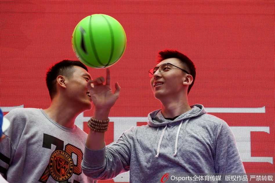 新援汉密尔顿与队友朱彦西在台下认真聆听发布会内容，两人不时交流战术细节，显示出内线组合的初步化学反应