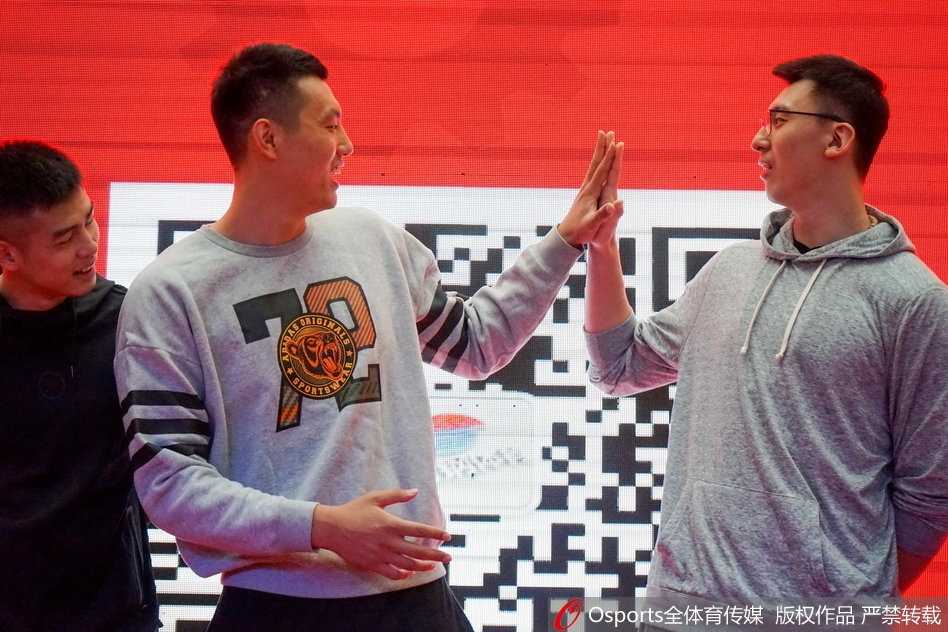 方硕在见面会上露出灿烂笑容，休赛期的苦练让他对新赛季充满底气，准备在新的战术体系中承担更多责任