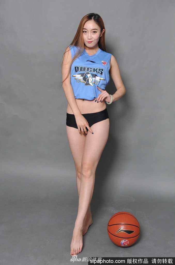 秋日暖阳下，篮球宝贝回眸一笑，秀发随风轻舞，青春气息扑面而来