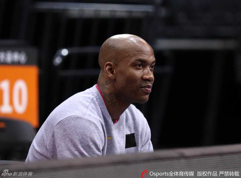 生死战前，斯蒂芬-马布里在热身时依旧神态自若，嘴角挂着那抹标志性的微笑，仿佛在告诉京城球迷，只要他在场，奇迹就还有可能。