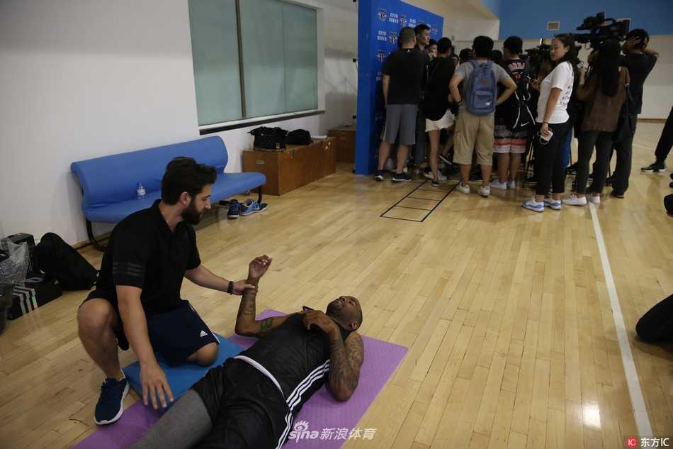 常林在篮下强打，肌肉碰撞感十足，回归首钢的他不仅带回了内线硬度，更带来了欢声笑语。