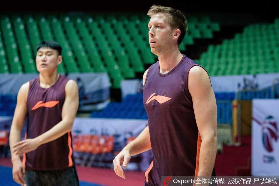 在教练的注视下，刘晓宇进行行进间的运球训练，球感娴熟，重心平稳，经过漫长等待的北京球迷，仿佛已经看到了那个曾经无所不能的顶级控卫正在一步步走回赛场中央。