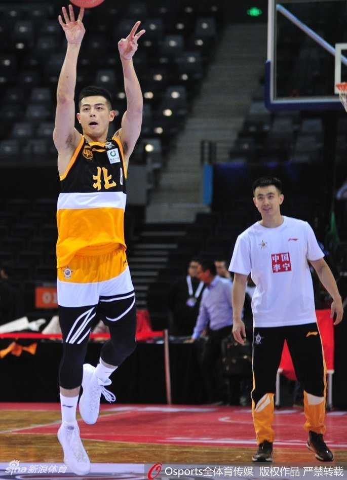 训练馆内，郭艾伦嘴角上扬，眼神中透着一丝狡黠，仿佛在想什么鬼点子准备捉弄队友，这古灵精怪的表情瞬间就被镜头捕捉了下来。