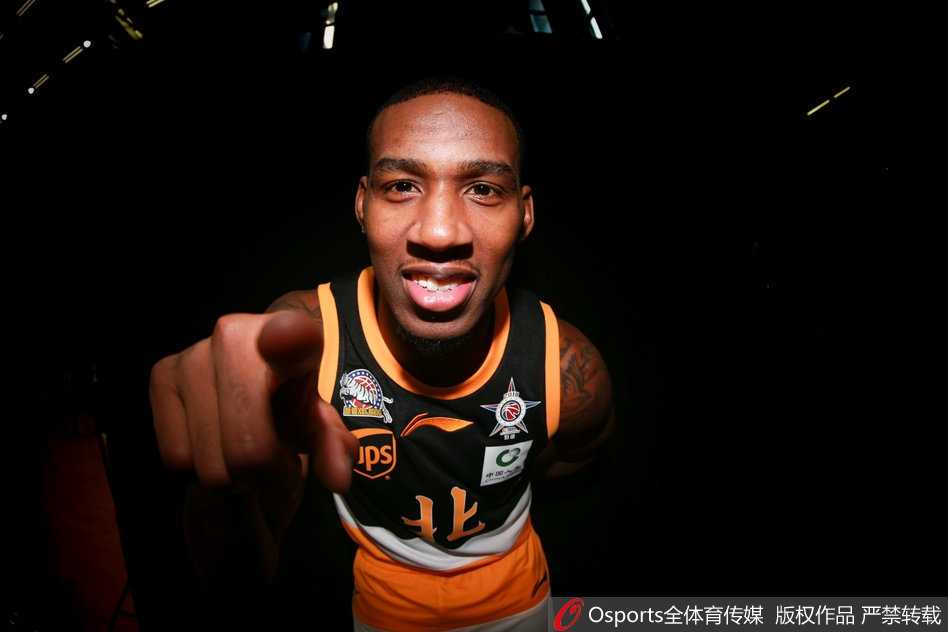 辽宁双子星郭艾伦与赵继伟在聚光灯下并肩而立，眼神坚定，仿佛正谋划着如何在赛场上掀起青春风暴。