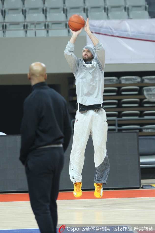 训练结束，兰多夫用绒帽擦去额头的汗珠，那顶绒帽见证了他每一次的喘息与坚持，也见证了他为这座城市拼尽全力的决心。