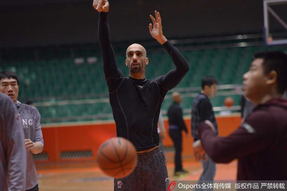 北控队内线支柱兰多夫在拼抢中面部受伤，鼻血染红球衣，队医紧急进场为其止血。