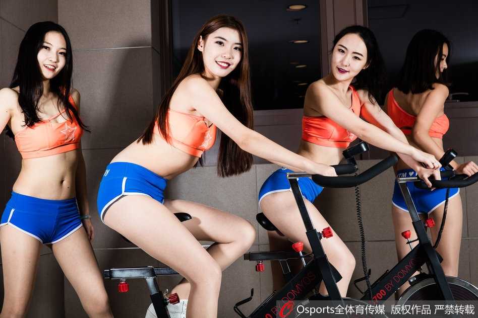 温暖的午后阳光洒进训练馆，女孩们围坐在一起交流动作心得，光影交错间，几张年轻的脸庞上写满了对舞蹈的热爱和对赛场的期待。