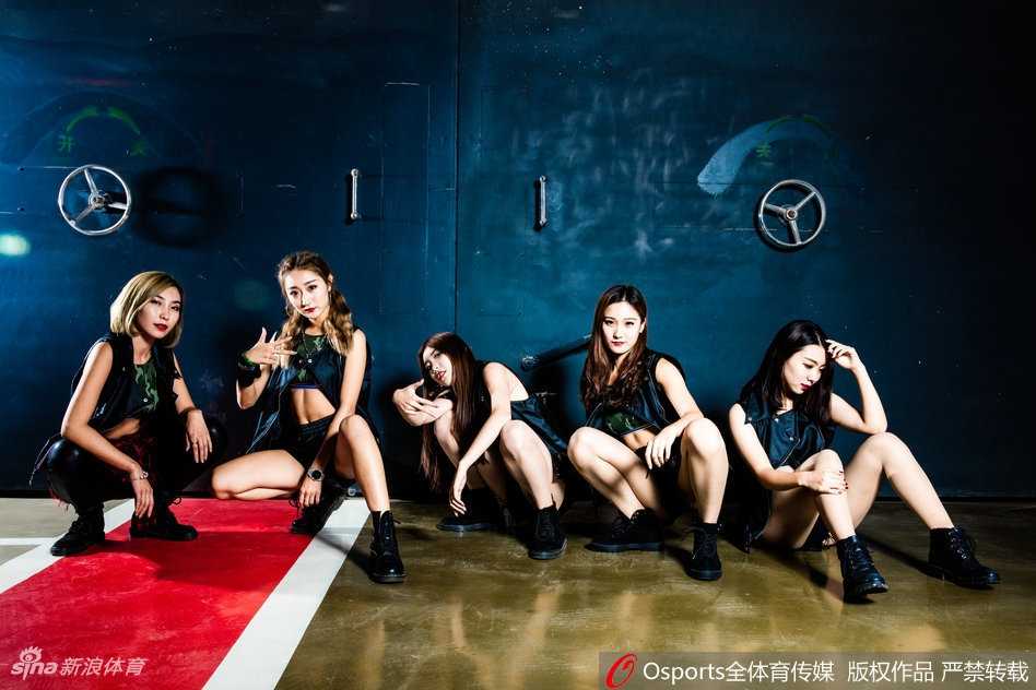 北控篮球宝贝新赛季写真:香车相伴,绽放力与美 斜侧面特写,一位宝贝倚靠在车尾,光影勾勒出她背部与腰部的完美曲线,金属车漆与细腻肌肤形成质感对比,充满艺术气息。