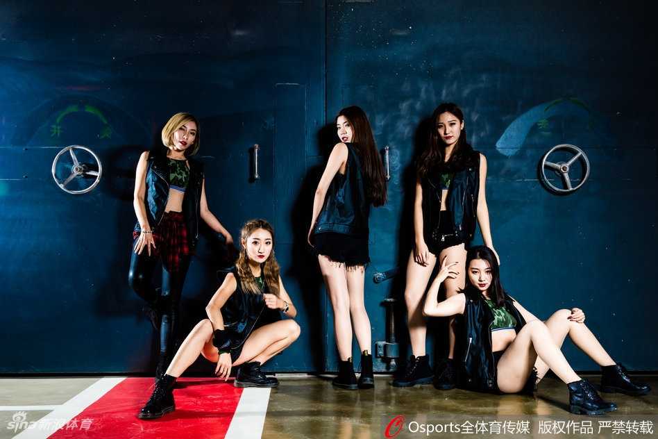 北控篮球宝贝新赛季写真:香车相伴,绽放力与美 一位队员坐在豪车驾驶座上,手握方向盘,目光坚定地望向前方,仿佛一位随时准备出征的赛车手,将速度与激情完美融合。